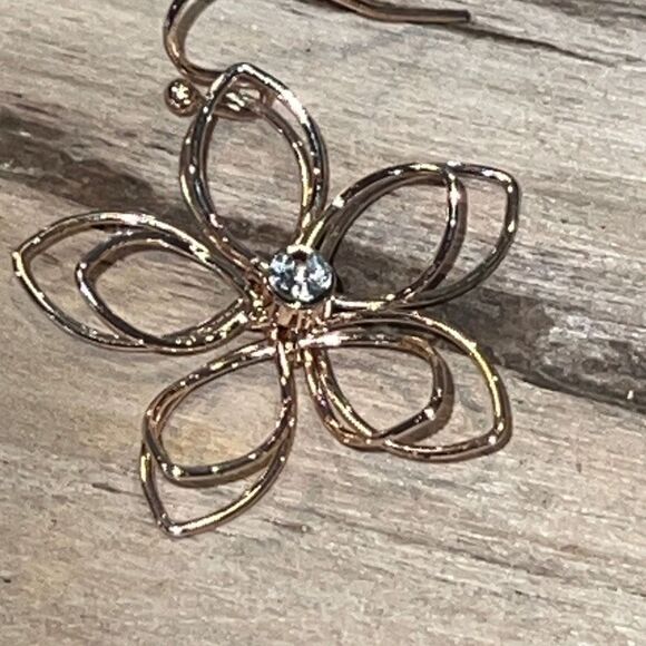 Open wire earring woman’s 1.5” dangling flower gold tone rhinestones center flor - Picture 2 of 6